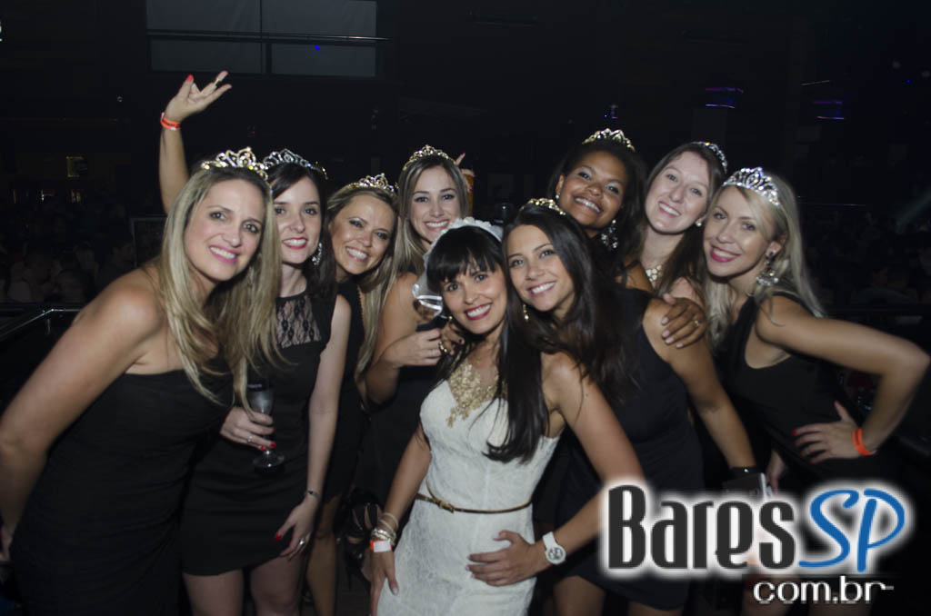 Rodrigo Rios e Bateria da Rosas de Ouro tocaram no Esquenta de Carnaval da Brook's SP Rodrigo Rios e Bateria da Rosas de Ouro tocaram no Esquenta de Carnaval da Brook's SP