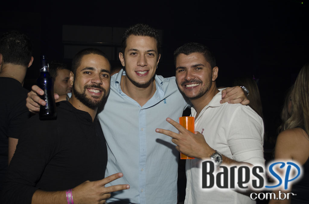 Rodrigo Rios e Bateria da Rosas de Ouro tocaram no Esquenta de Carnaval da Brook's SP Rodrigo Rios e Bateria da Rosas de Ouro tocaram no Esquenta de Carnaval da Brook's SP