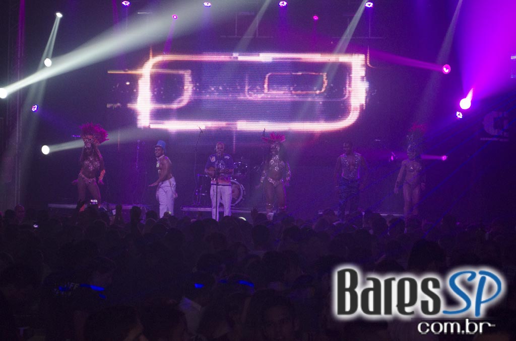 Rodrigo Rios e Bateria da Rosas de Ouro tocaram no Esquenta de Carnaval da Brook's SP Rodrigo Rios e Bateria da Rosas de Ouro tocaram no Esquenta de Carnaval da Brook's SP