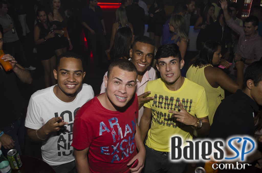 Rodrigo Rios e Bateria da Rosas de Ouro tocaram no Esquenta de Carnaval da Brook's SP Rodrigo Rios e Bateria da Rosas de Ouro tocaram no Esquenta de Carnaval da Brook's SP