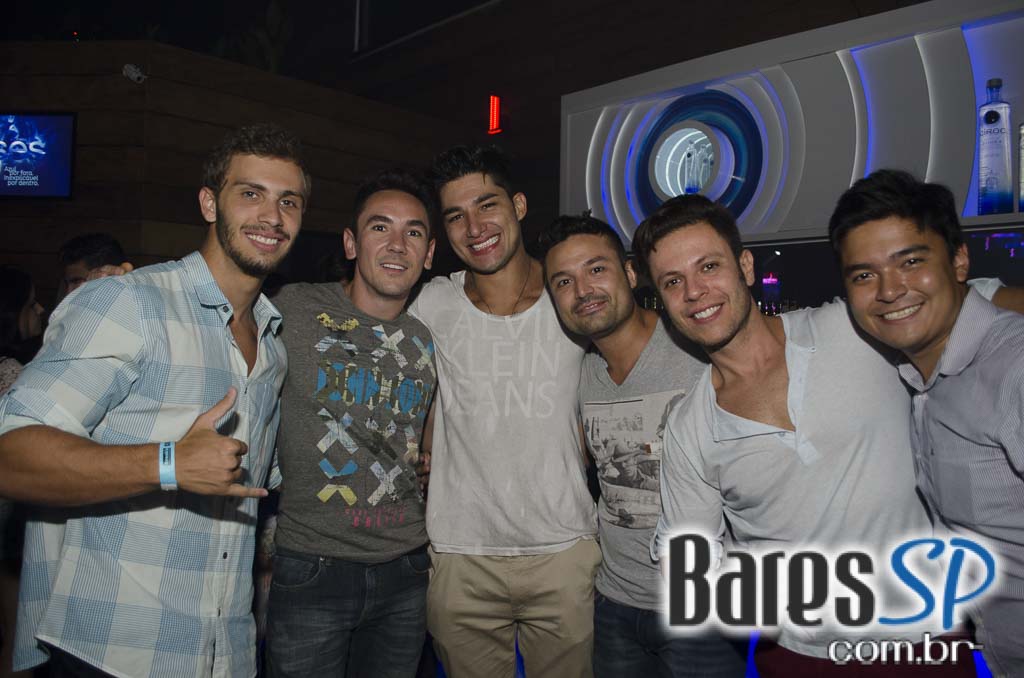 Rodrigo Rios e Bateria da Rosas de Ouro tocaram no Esquenta de Carnaval da Brook's SP Rodrigo Rios e Bateria da Rosas de Ouro tocaram no Esquenta de Carnaval da Brook's SP