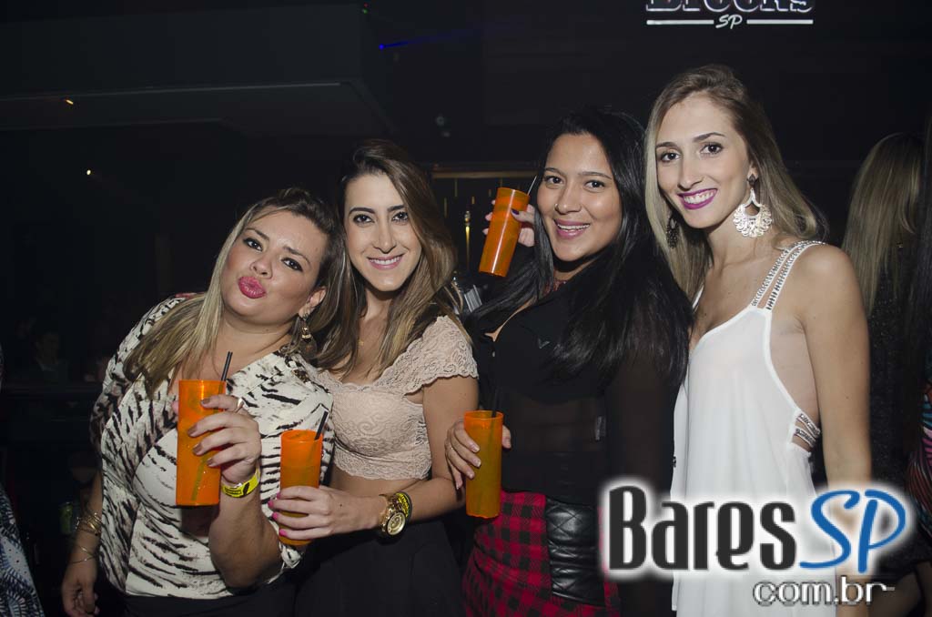 Rodrigo Rios e Bateria da Rosas de Ouro tocaram no Esquenta de Carnaval da Brook's SP Rodrigo Rios e Bateria da Rosas de Ouro tocaram no Esquenta de Carnaval da Brook's SP