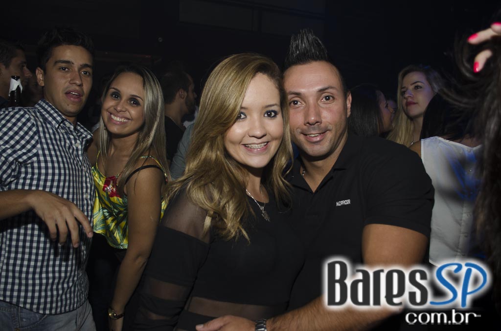 Rodrigo Rios e Bateria da Rosas de Ouro tocaram no Esquenta de Carnaval da Brook's SP Rodrigo Rios e Bateria da Rosas de Ouro tocaram no Esquenta de Carnaval da Brook's SP