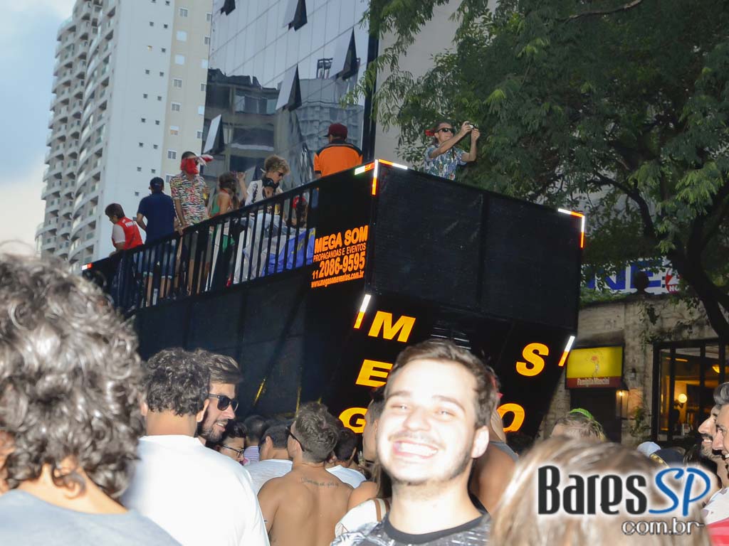 Bloco Me Fode Que Eu Sou Produção saiu da Praça Roosevelt neste sábado Bloco Me Fode Que Eu Sou Produção saiu da Praça Roosevelt neste sábado