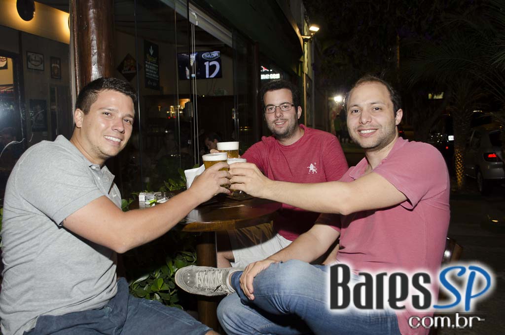 Cardápio variado e ambiente descontraído no Bier Bar sábado Cardápio variado e ambiente descontraído no Bier Bar sábado