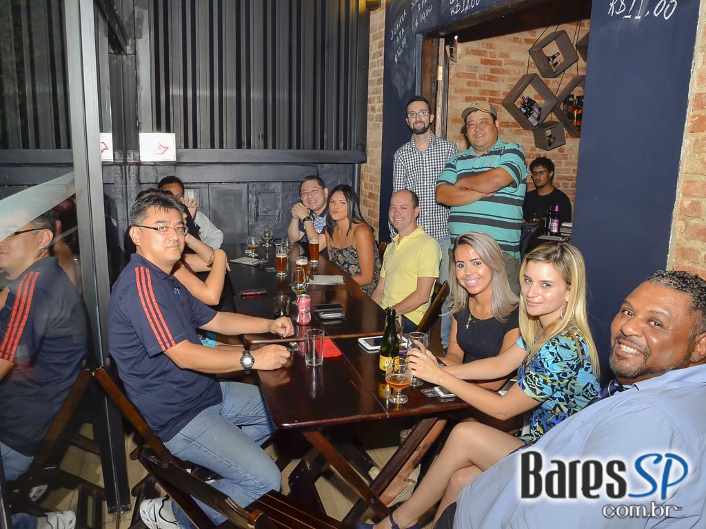 De Bruer ofereceu diversas opções de cervejas e petiscos no happy hour De Bruer ofereceu diversas opções de cervejas e petiscos no happy hour