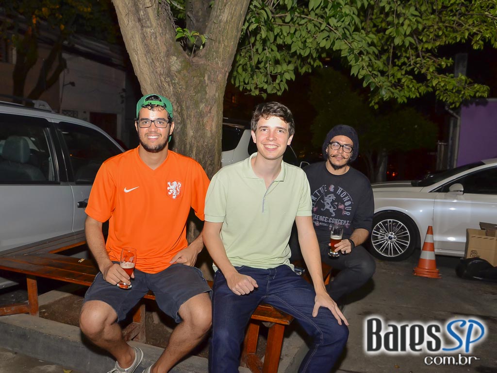 De Bruer ofereceu diversas opções de cervejas e petiscos no happy hour De Bruer ofereceu diversas opções de cervejas e petiscos no happy hour