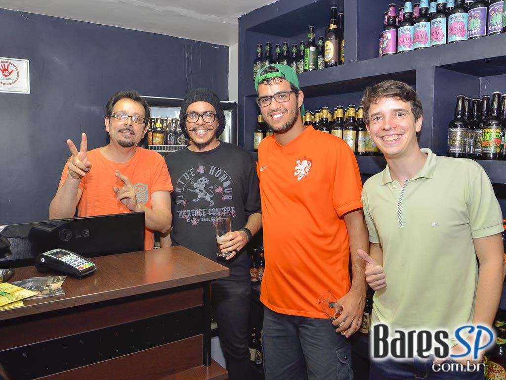De Bruer ofereceu diversas opções de cervejas e petiscos no happy hour De Bruer ofereceu diversas opções de cervejas e petiscos no happy hour