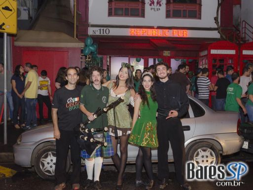 Banda Vih e Bubbles animaram a noite de sábado no Republic Pub - St. Patrick's Week