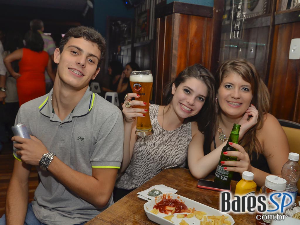 Festa Burlesca com muito rock animou a noite do Dunluce irish pub Festa Burlesca com muito rock animou a noite do Dunluce irish pub