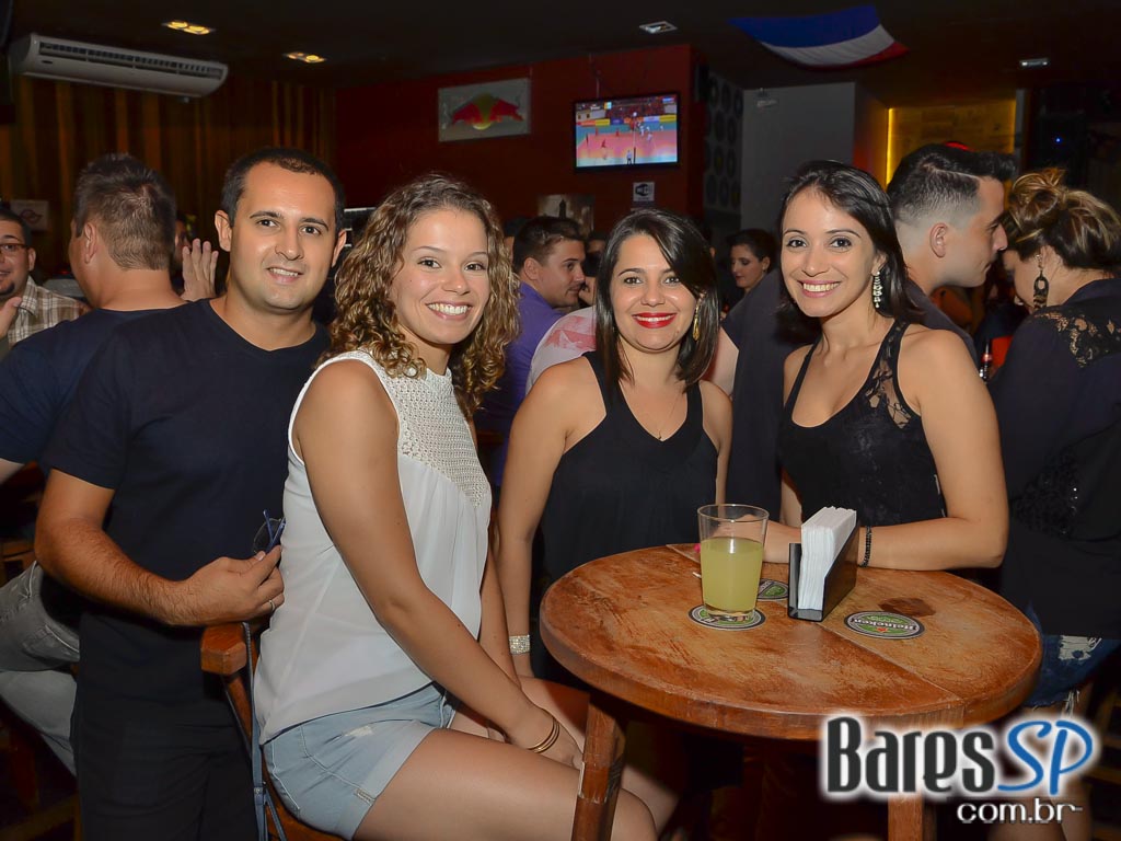 Banda Dr Clown agitou a noite de sábado no Hangover Pub Banda Dr Clown agitou a noite de sábado no Hangover Pub