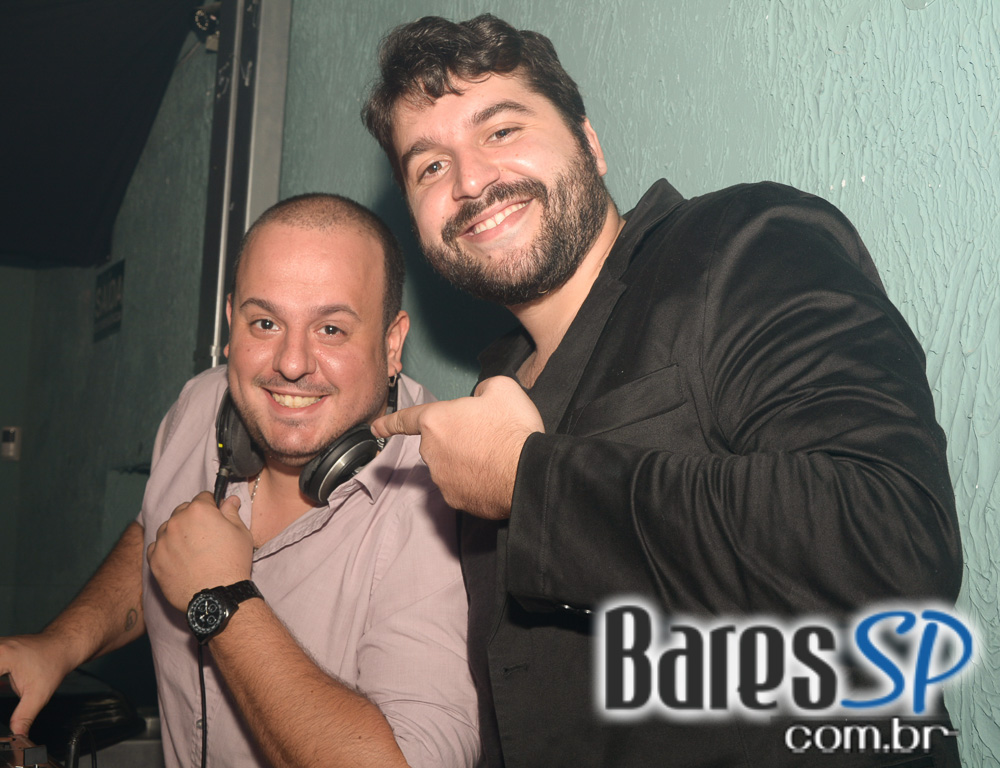 Festa Flash Back Friends com DJs convidados animaram a noite de sábado no Sr. Balthazar Festa Flash Back Friends com DJs convidados animaram a noite de sábado no Sr. Balthazar