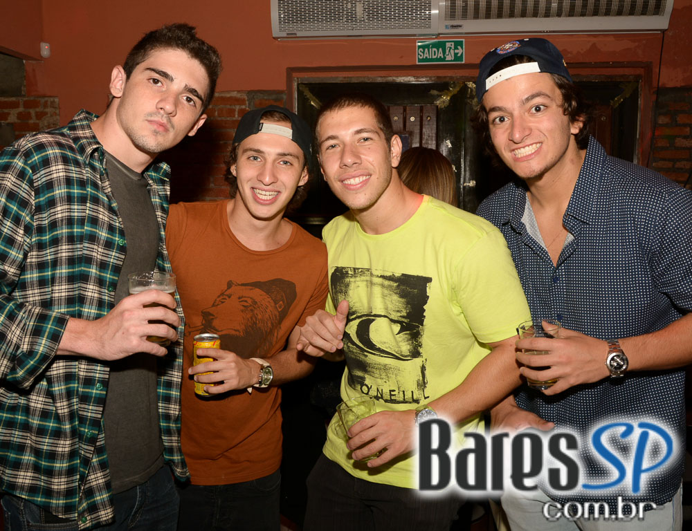 Festa Flash Back Friends com DJs convidados animaram a noite de sábado no Sr. Balthazar Festa Flash Back Friends com DJs convidados animaram a noite de sábado no Sr. Balthazar
