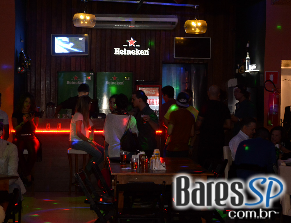 Festa Flash Back Friends com DJs convidados animaram a noite de sábado no Sr. Balthazar Festa Flash Back Friends com DJs convidados animaram a noite de sábado no Sr. Balthazar