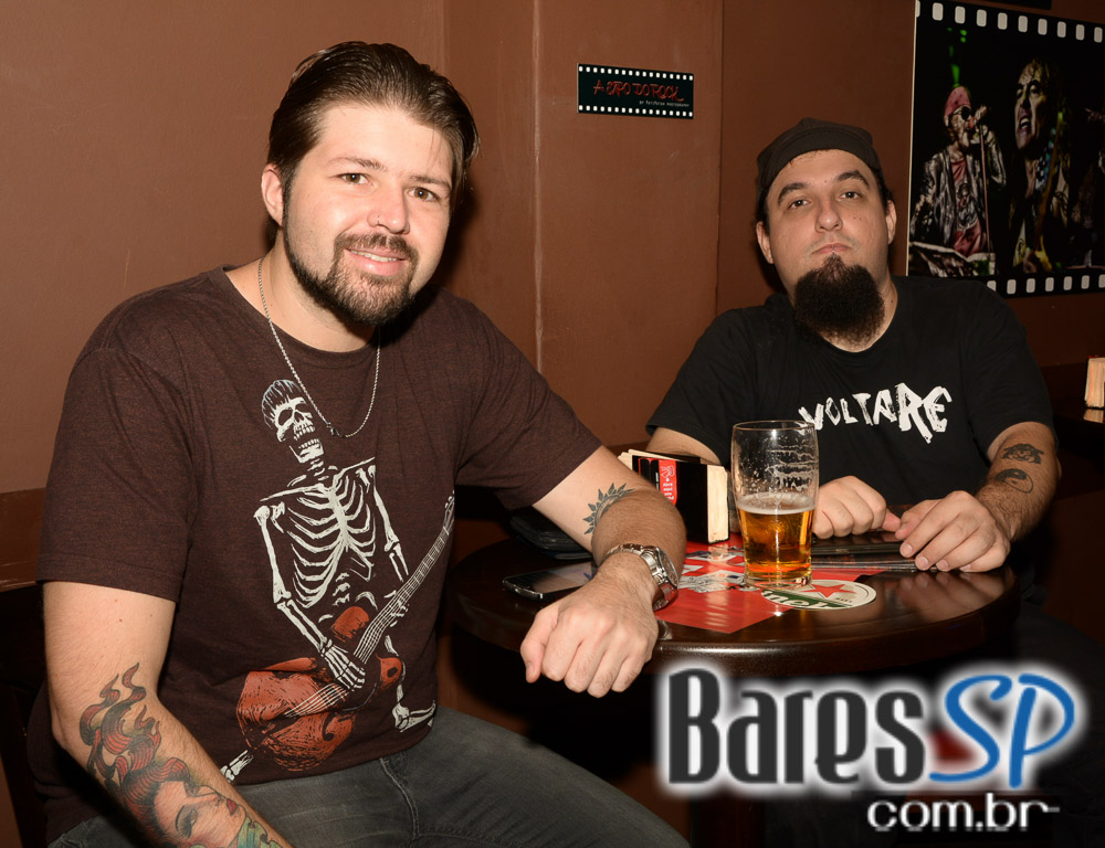 Bandas Monteventura e The Gramophones comandaram a noite com o melhor do rock brasileiro no Gillans Inn Bandas Monteventura e The Gramophones comandaram a noite com o melhor do rock brasileiro no Gillans Inn