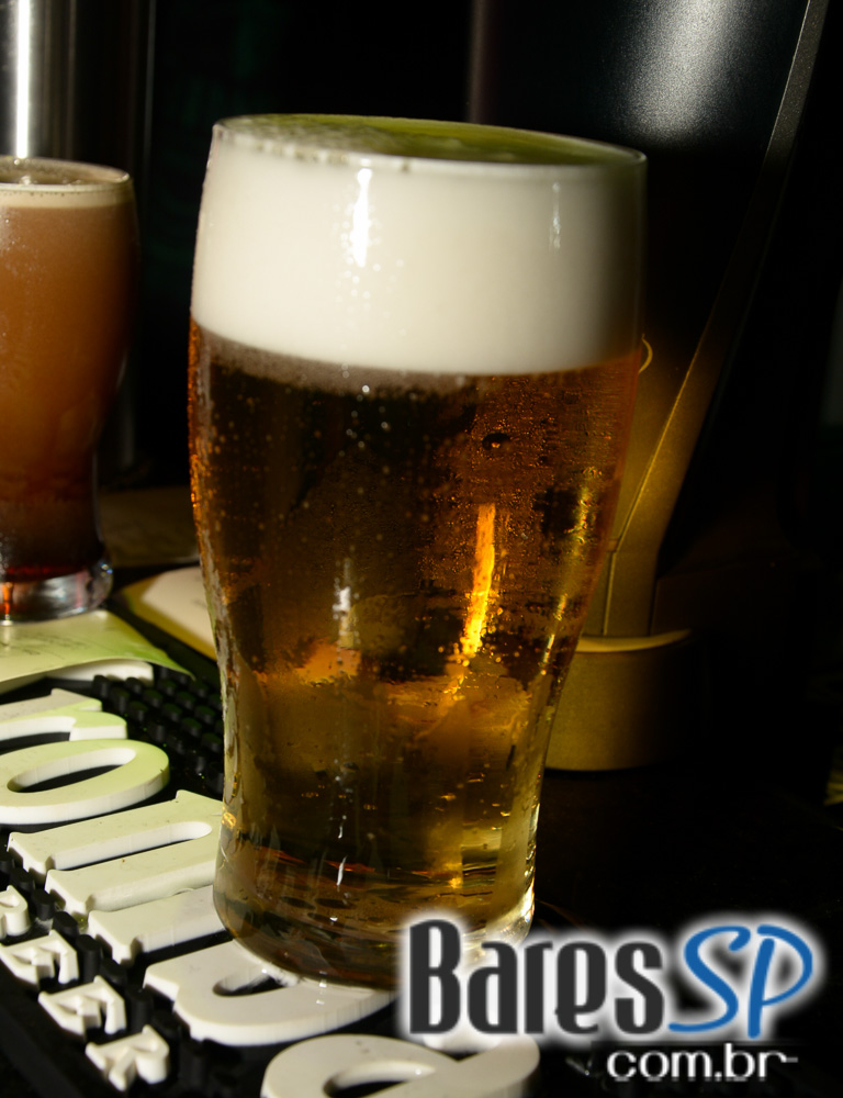 Bandas Monteventura e The Gramophones comandaram a noite com o melhor do rock brasileiro no Gillans Inn Bandas Monteventura e The Gramophones comandaram a noite com o melhor do rock brasileiro no Gillans Inn