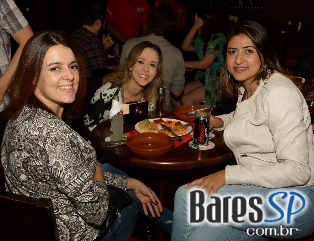 Bandas Monteventura e The Gramophones comandaram a noite com o melhor do rock brasileiro no Gillans Inn Bandas Monteventura e The Gramophones comandaram a noite com o melhor do rock brasileiro no Gillans Inn