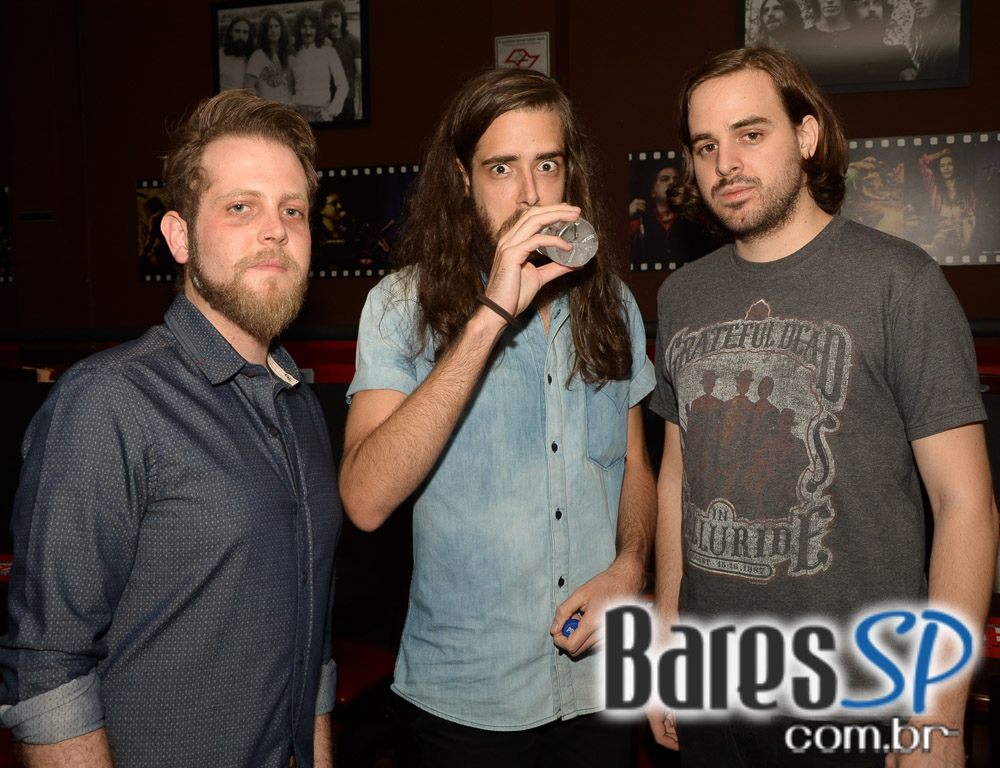Bandas Monteventura e The Gramophones comandaram a noite com o melhor do rock brasileiro no Gillans Inn Bandas Monteventura e The Gramophones comandaram a noite com o melhor do rock brasileiro no Gillans Inn