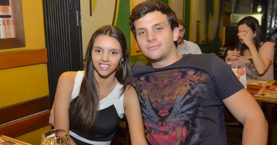 Happy hour com cardápio variado de bebidas e petiscos na Cervejaria Devassa