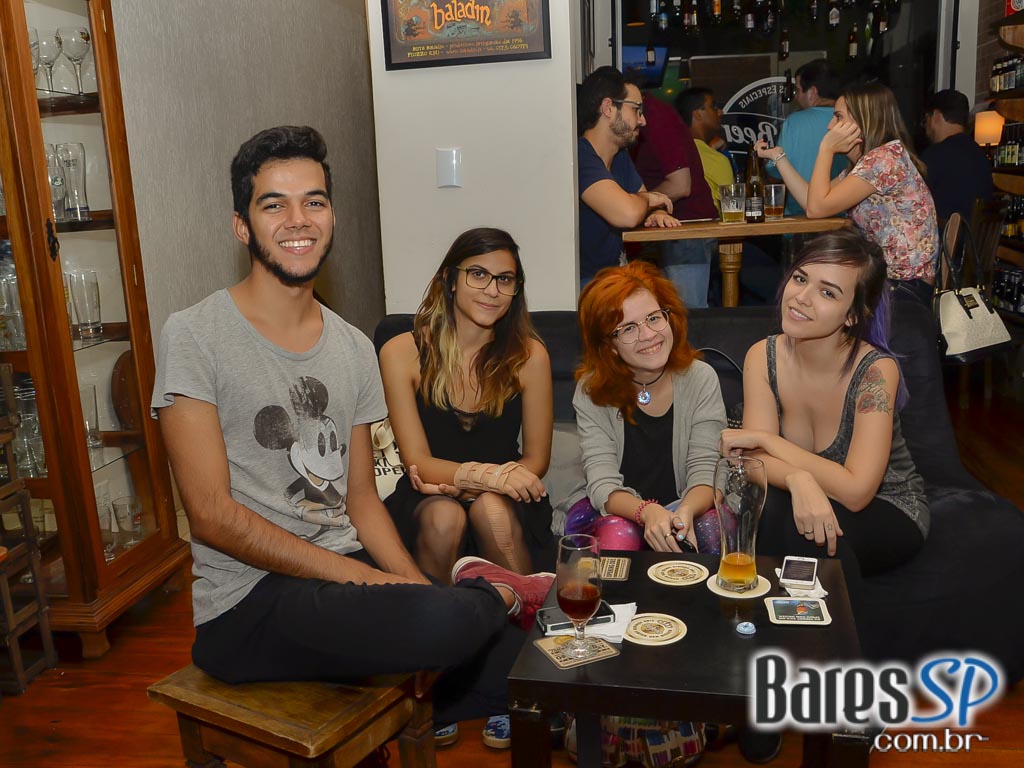 Happy Hour descontraído e animado com degustação de cerveja no Let´s Beer Happy Hour descontraído e animado com degustação de cerveja no Let´s Beer