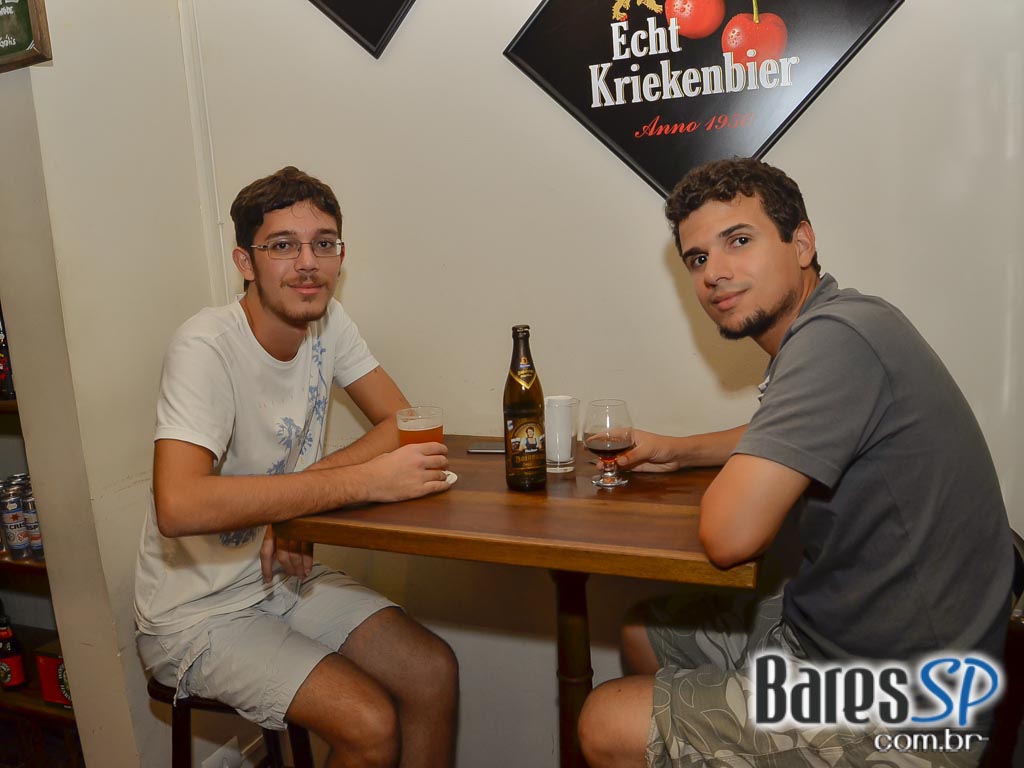 Happy Hour descontraído e animado com degustação de cerveja no Let´s Beer Happy Hour descontraído e animado com degustação de cerveja no Let´s Beer