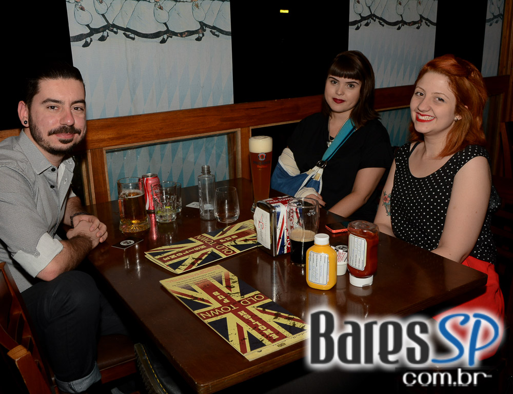 Cantor Tiago tocou muito Rock'n Roll e animou a sexta no Old Town Cantor Tiago tocou muito Rock'n Roll e animou a sexta no Old Town