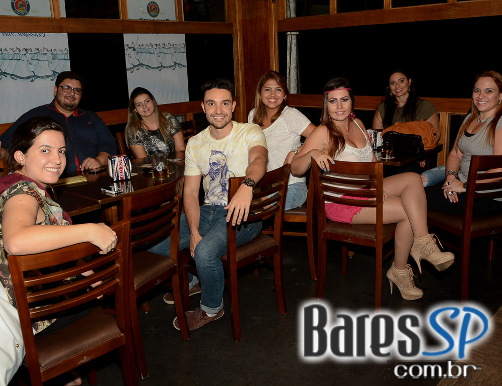 Cantor Tiago tocou muito Rock'n Roll e animou a sexta no Old Town Cantor Tiago tocou muito Rock'n Roll e animou a sexta no Old Town