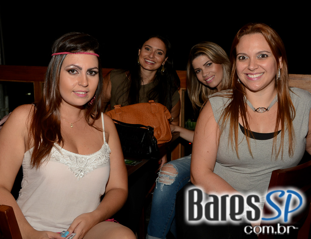 Cantor Tiago tocou muito Rock'n Roll e animou a sexta no Old Town Cantor Tiago tocou muito Rock'n Roll e animou a sexta no Old Town