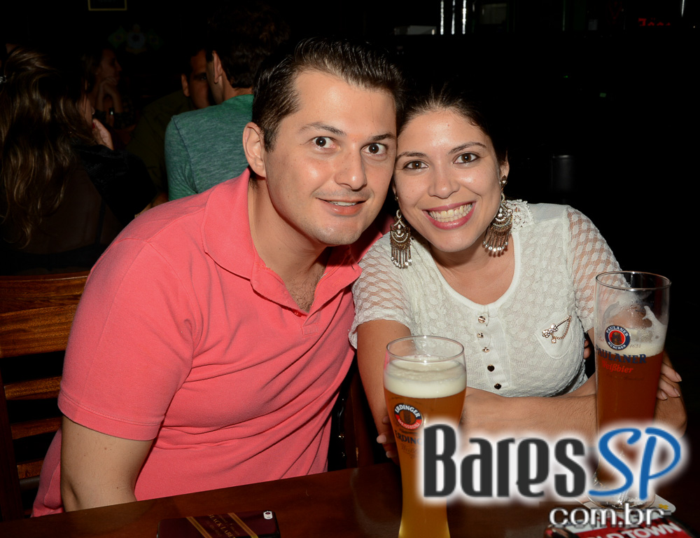 Cantor Tiago tocou muito Rock'n Roll e animou a sexta no Old Town Cantor Tiago tocou muito Rock'n Roll e animou a sexta no Old Town