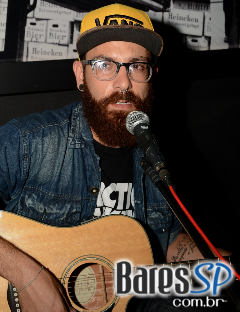 Cantor Tiago tocou muito Rock'n Roll e animou a sexta no Old Town Cantor Tiago tocou muito Rock'n Roll e animou a sexta no Old Town