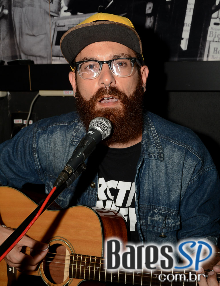 Cantor Tiago tocou muito Rock'n Roll e animou a sexta no Old Town Cantor Tiago tocou muito Rock'n Roll e animou a sexta no Old Town