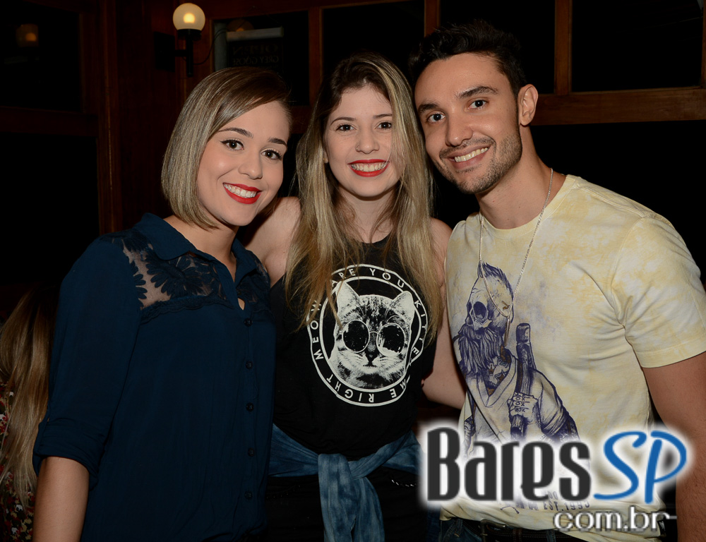 Cantor Tiago tocou muito Rock'n Roll e animou a sexta no Old Town Cantor Tiago tocou muito Rock'n Roll e animou a sexta no Old Town