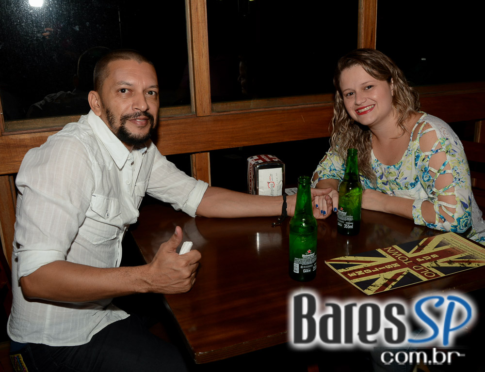 Cantor Tiago tocou muito Rock'n Roll e animou a sexta no Old Town Cantor Tiago tocou muito Rock'n Roll e animou a sexta no Old Town