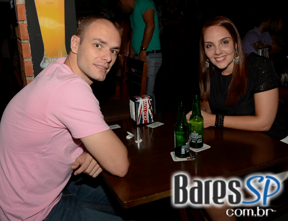 Cantor Tiago tocou muito Rock'n Roll e animou a sexta no Old Town Cantor Tiago tocou muito Rock'n Roll e animou a sexta no Old Town