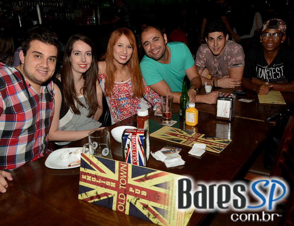 Cantor Tiago tocou muito Rock'n Roll e animou a sexta no Old Town Cantor Tiago tocou muito Rock'n Roll e animou a sexta no Old Town