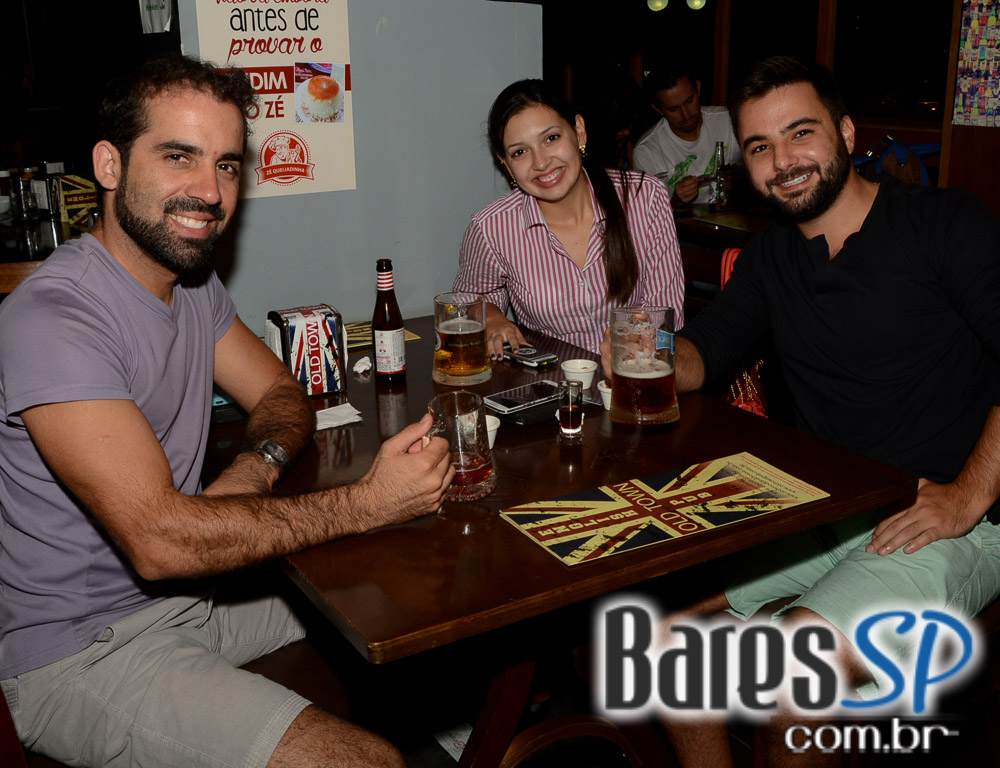 Cantor Tiago tocou muito Rock'n Roll e animou a sexta no Old Town Cantor Tiago tocou muito Rock'n Roll e animou a sexta no Old Town