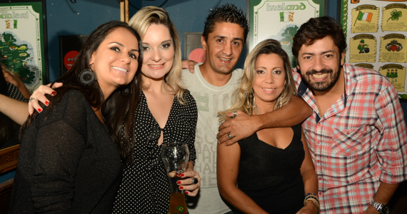 Os agitos da banda Onze 10 no palco do St. John's Irish Pub 