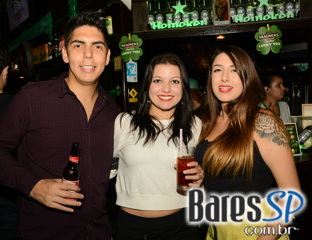 Os agitos da banda Onze 10 no palco do St. John's Irish Pub Os agitos da banda Onze 10 no palco do St. John's Irish Pub