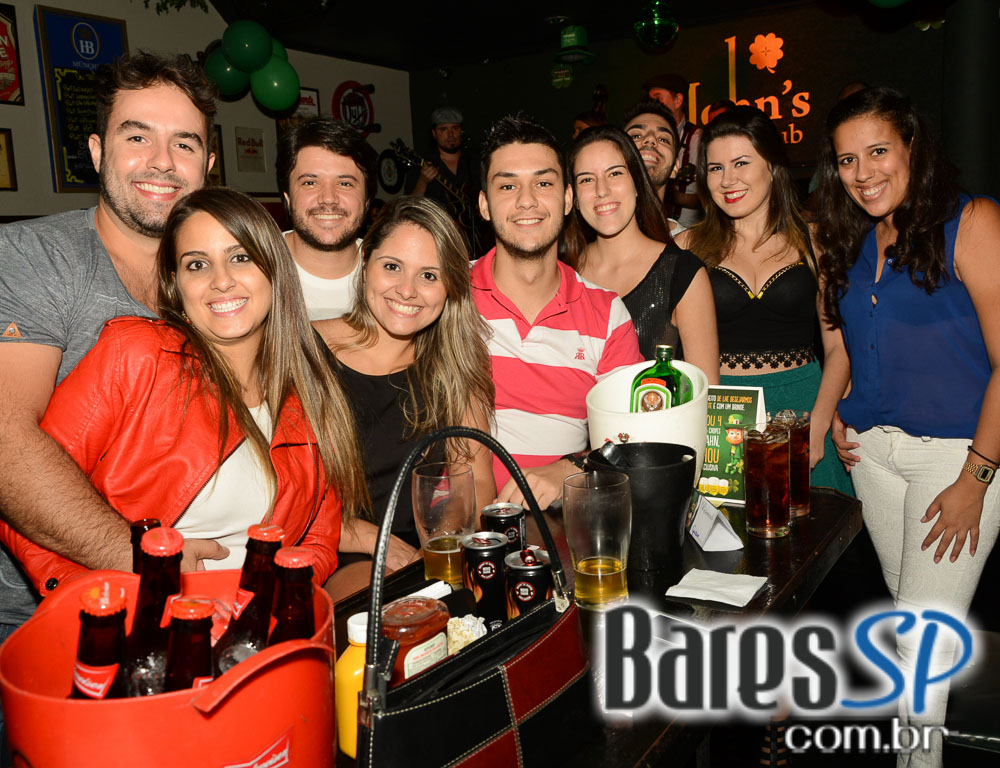 Os agitos da banda Onze 10 no palco do St. John's Irish Pub Os agitos da banda Onze 10 no palco do St. John's Irish Pub