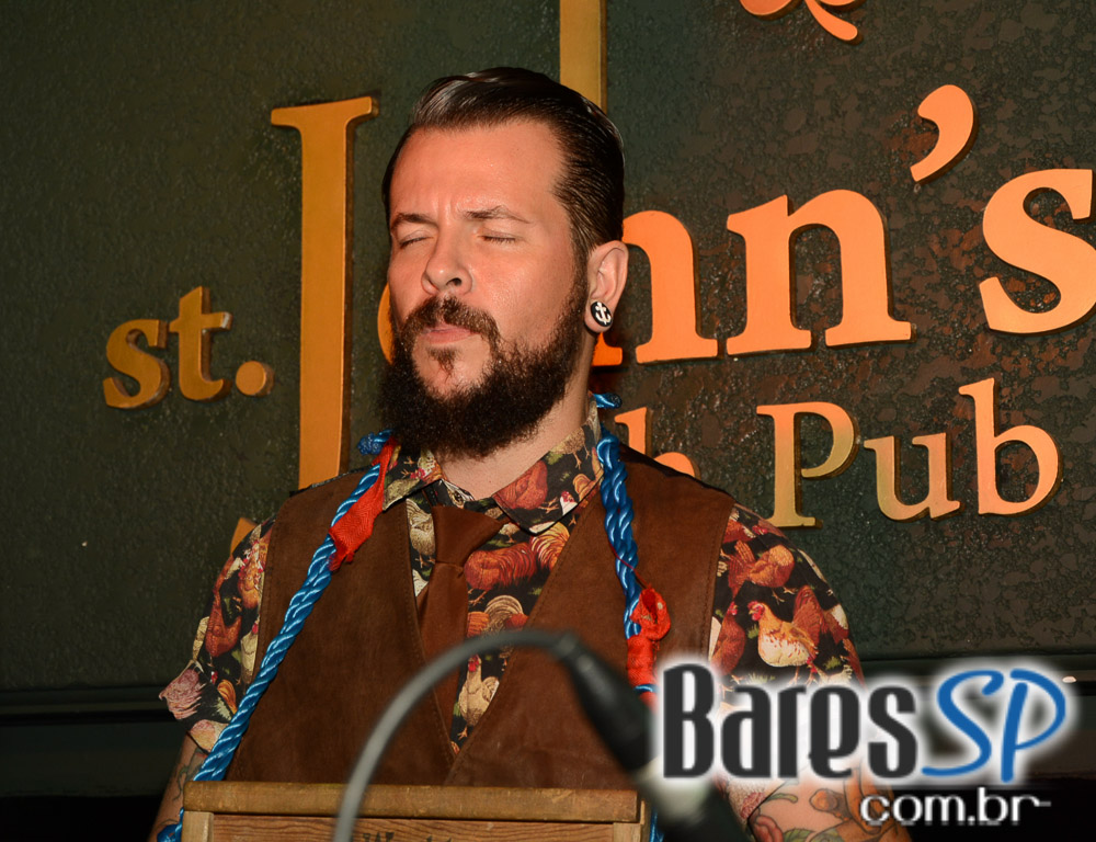 Os agitos da banda Onze 10 no palco do St. John's Irish Pub Os agitos da banda Onze 10 no palco do St. John's Irish Pub