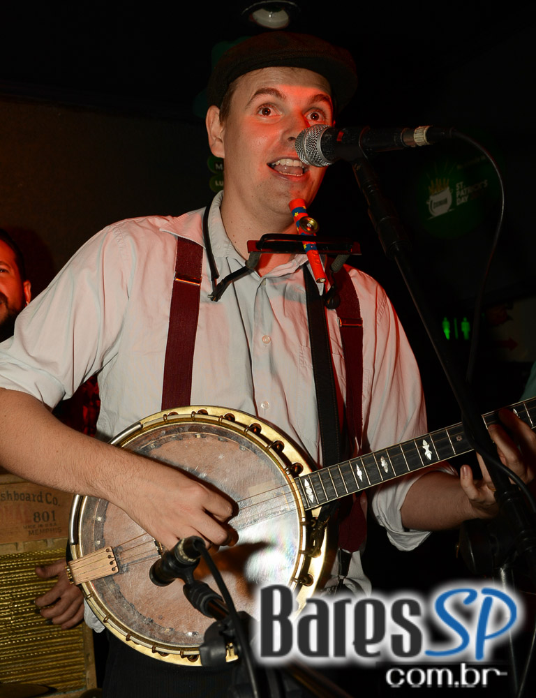 Os agitos da banda Onze 10 no palco do St. John's Irish Pub Os agitos da banda Onze 10 no palco do St. John's Irish Pub