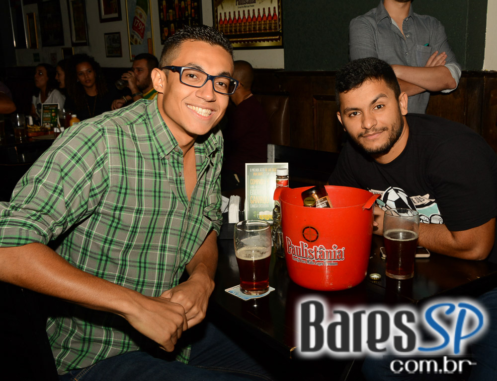 Os agitos da banda Onze 10 no palco do St. John's Irish Pub Os agitos da banda Onze 10 no palco do St. John's Irish Pub