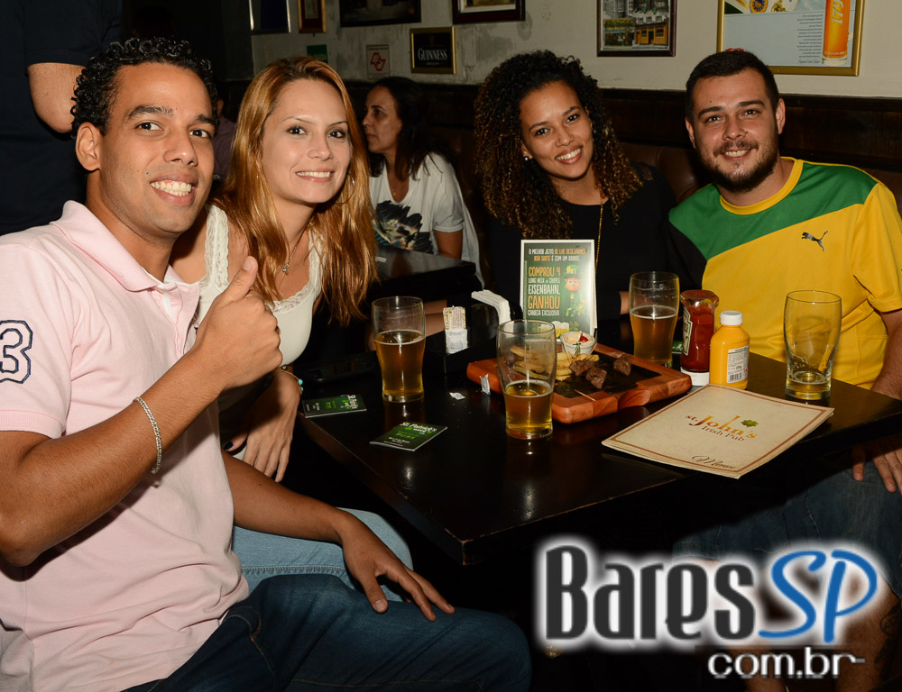 Os agitos da banda Onze 10 no palco do St. John's Irish Pub Os agitos da banda Onze 10 no palco do St. John's Irish Pub