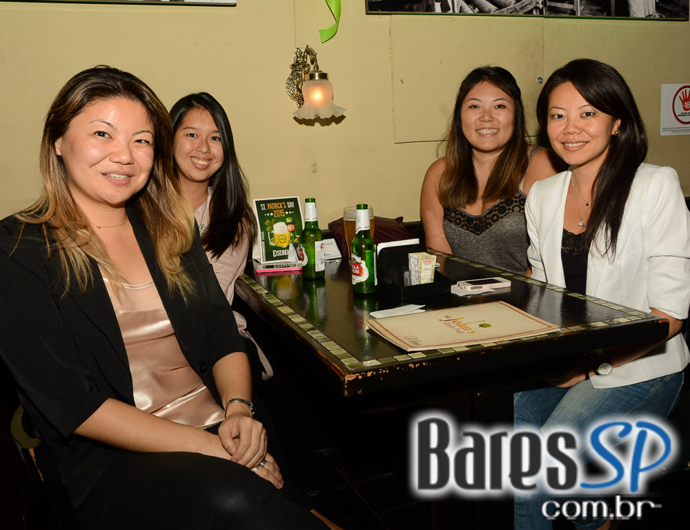 Os agitos da banda Onze 10 no palco do St. John's Irish Pub Os agitos da banda Onze 10 no palco do St. John's Irish Pub