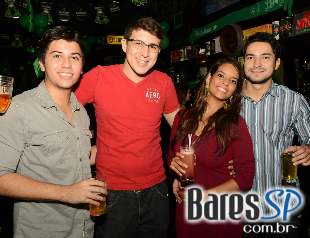 Os agitos da banda Onze 10 no palco do St. John's Irish Pub Os agitos da banda Onze 10 no palco do St. John's Irish Pub