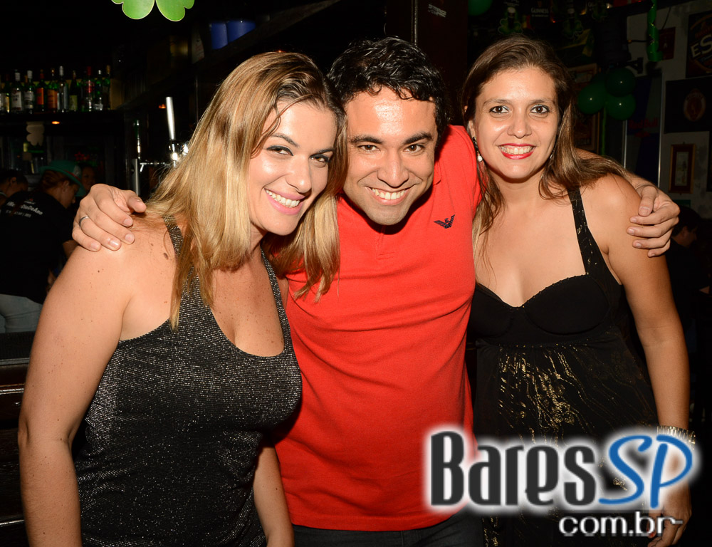 Os agitos da banda Onze 10 no palco do St. John's Irish Pub Os agitos da banda Onze 10 no palco do St. John's Irish Pub