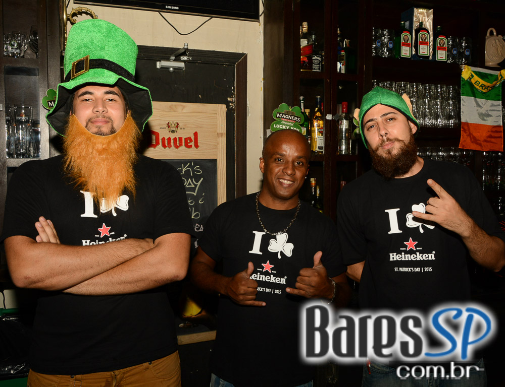 Os agitos da banda Onze 10 no palco do St. John's Irish Pub Os agitos da banda Onze 10 no palco do St. John's Irish Pub