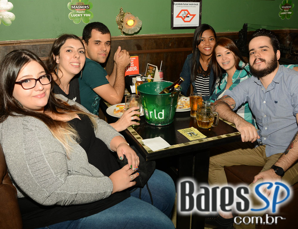 Os agitos da banda Onze 10 no palco do St. John's Irish Pub Os agitos da banda Onze 10 no palco do St. John's Irish Pub