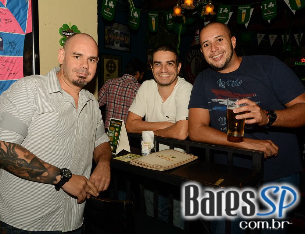 Os agitos da banda Onze 10 no palco do St. John's Irish Pub Os agitos da banda Onze 10 no palco do St. John's Irish Pub