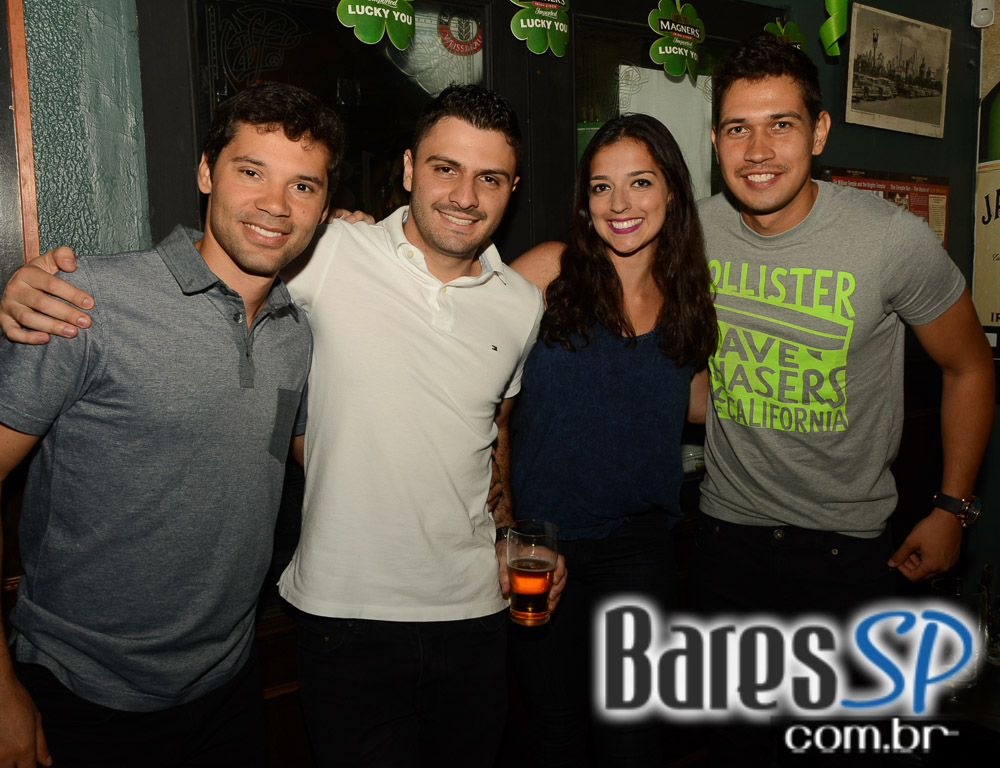 Os agitos da banda Onze 10 no palco do St. John's Irish Pub Os agitos da banda Onze 10 no palco do St. John's Irish Pub